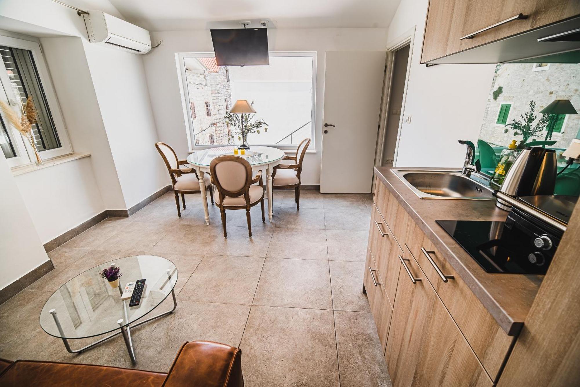 Downtown Luxury Apartments With Hot Tub Водице Номер фото