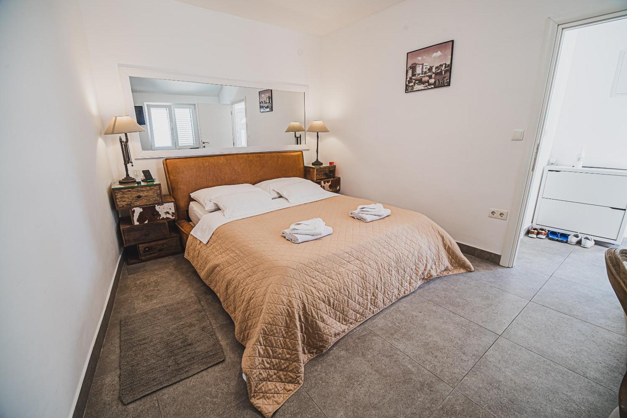 Downtown Luxury Apartments With Hot Tub Водице Номер фото